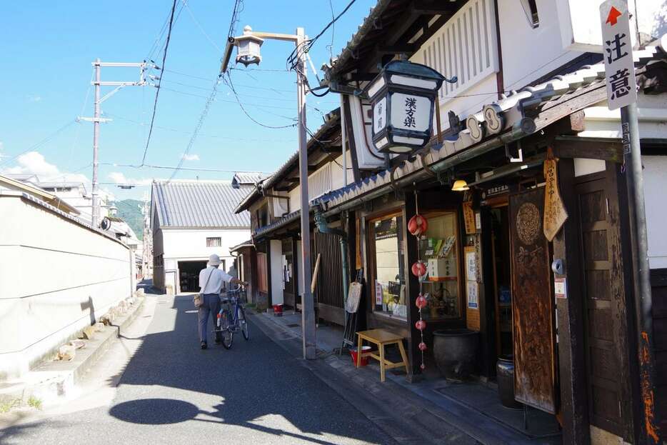 風情ある町並みの「ならまち」。カフェが並ぶなど、現代的な魅力も持つ