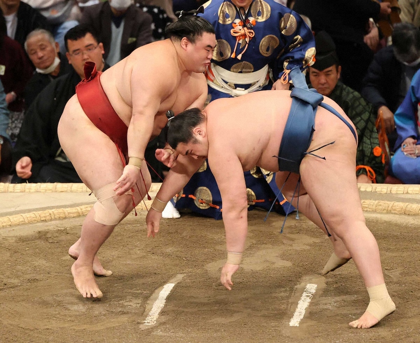 ＜大相撲九州場所10日目＞〇隆の勝（はたきこみ）阿武剋●　阿武剋（右）をはたきこみで下す隆の勝（撮影・椎名　航）