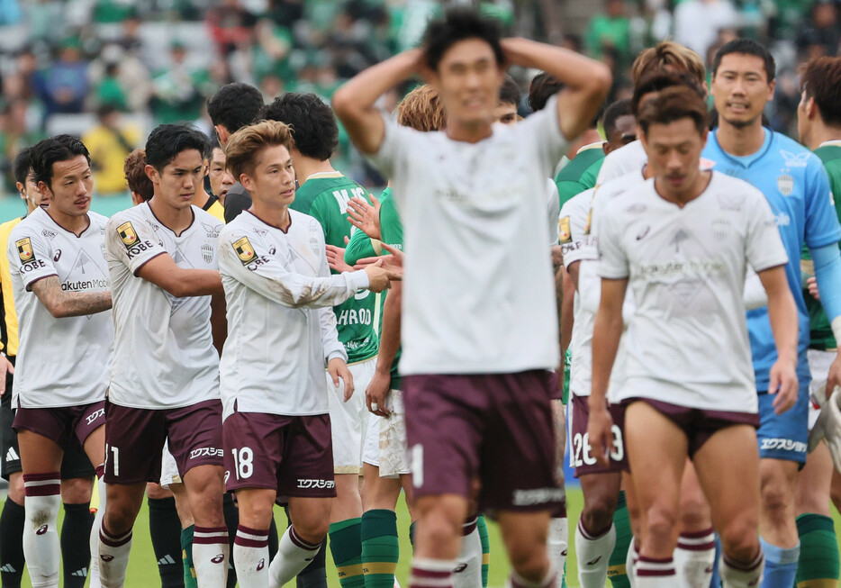 東京Ｖと引き分け、悔しそうな表情を見せる武藤（左から２人目）ら神戸イレブン＝１０日、味スタ