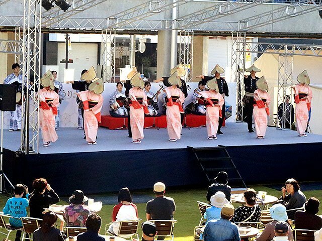 ステージではおわら踊りなどが披露された