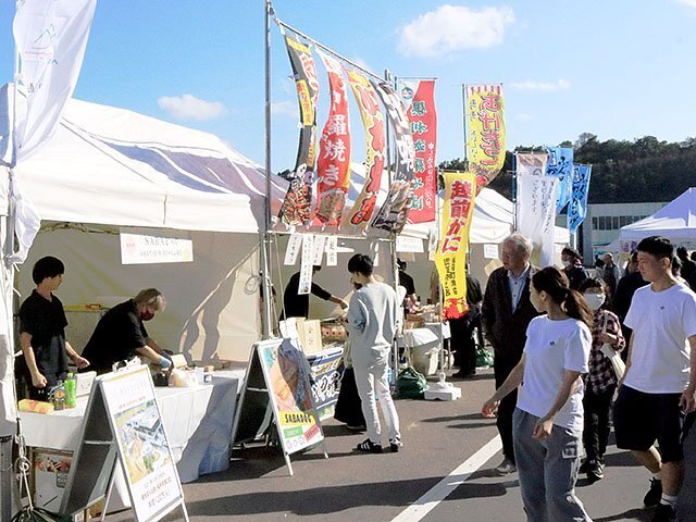 会場では北陸３県の多彩なグルメが販売され、大勢の人が訪れた