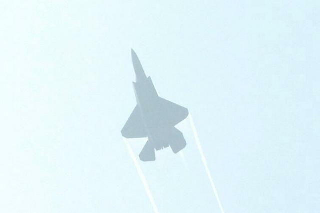 中国・広東省珠海の航空ショーで12日、初めて公開された新型のステルス戦闘機「殲35」=2024年11月12日、小早川遥平撮影