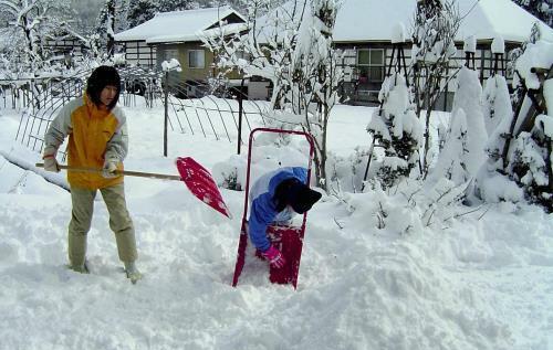 福島県の祖父の家で雪かきをする中学時代の奥村さん（本人提供）