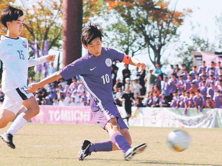 富山第一－龍谷富山　後半３５分、ゴールを決めてハットトリックを達成する龍谷富山の横山（右）＝高岡スポーツコア