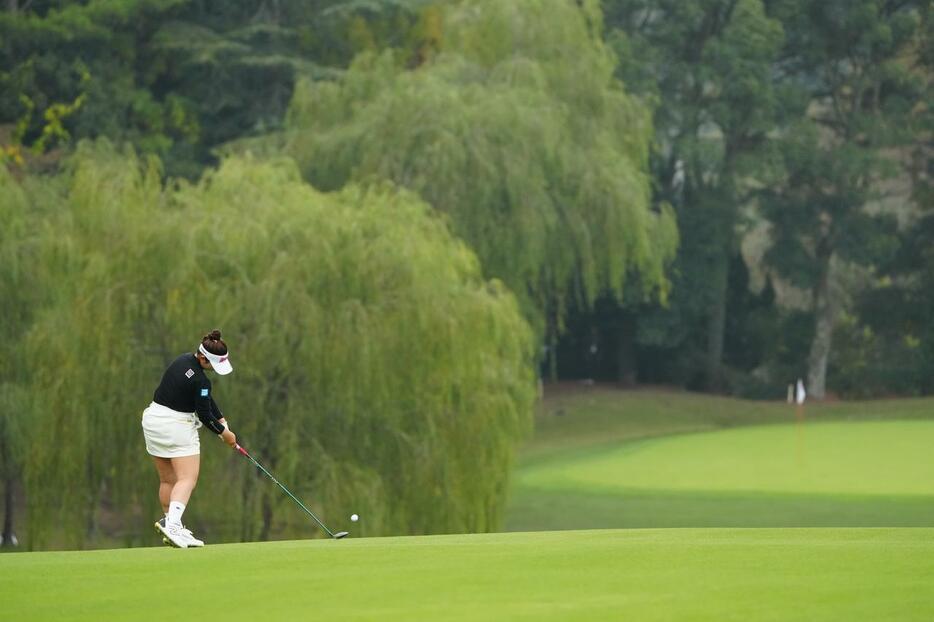 勝利のキーポイントとなった17番パー5の2打目（写真/岡沢裕行）