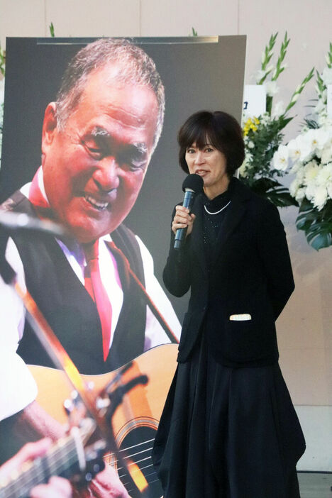 高石ともやさんをしのぶ会にゲスト出演したマラソン五輪メダリストの有森裕子さん（カメラ・筒井政也）