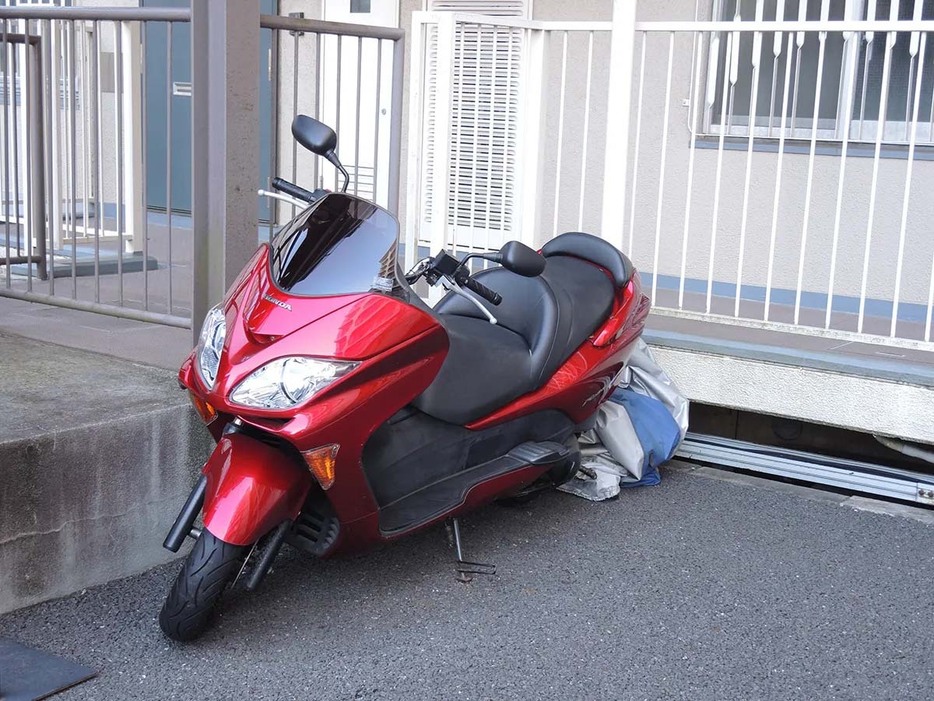 筆者宅もマンションであり、バイクは野外駐車。バッテリー上がりなどの際は、バッテリーを取り外して室内で充電を行なっている。