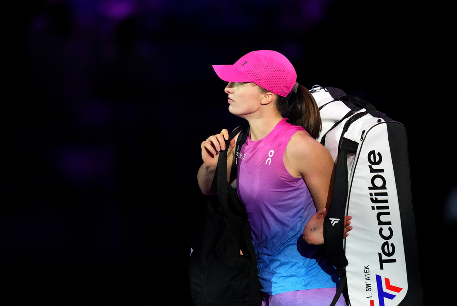 女子テニスのツアー今季最終戦、ＷＴＡファイナルは７日、サウジアラビアのリヤドで１次リーグを行い、前回女王のイガ・シフィオンテクはベスト４入りを逃した（２０２４年　ロイター）