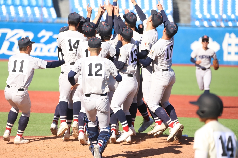 明治神宮大会で優勝した横浜ナイン