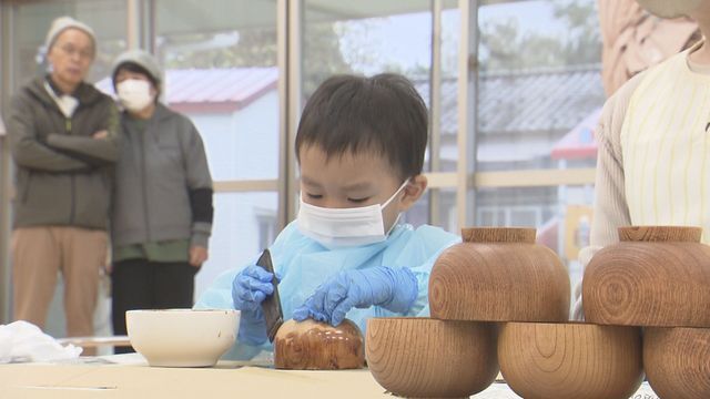 園児が本物のはけを使って漆塗りを体験(29日午前9時半大野市)