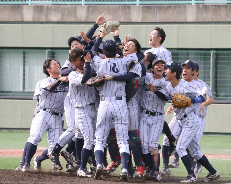 マウンドに集結して歓喜する佛教大ナイン（カメラ・瀬川　楓花）