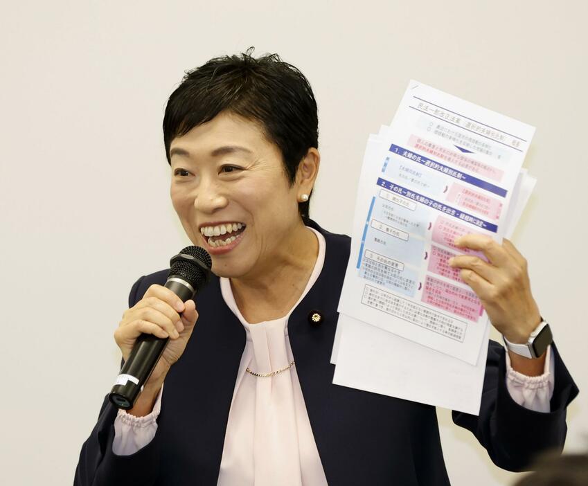 立憲民主党のジェンダー平等推進本部総会であいさつする辻元清美本部長＝13日午後、国会