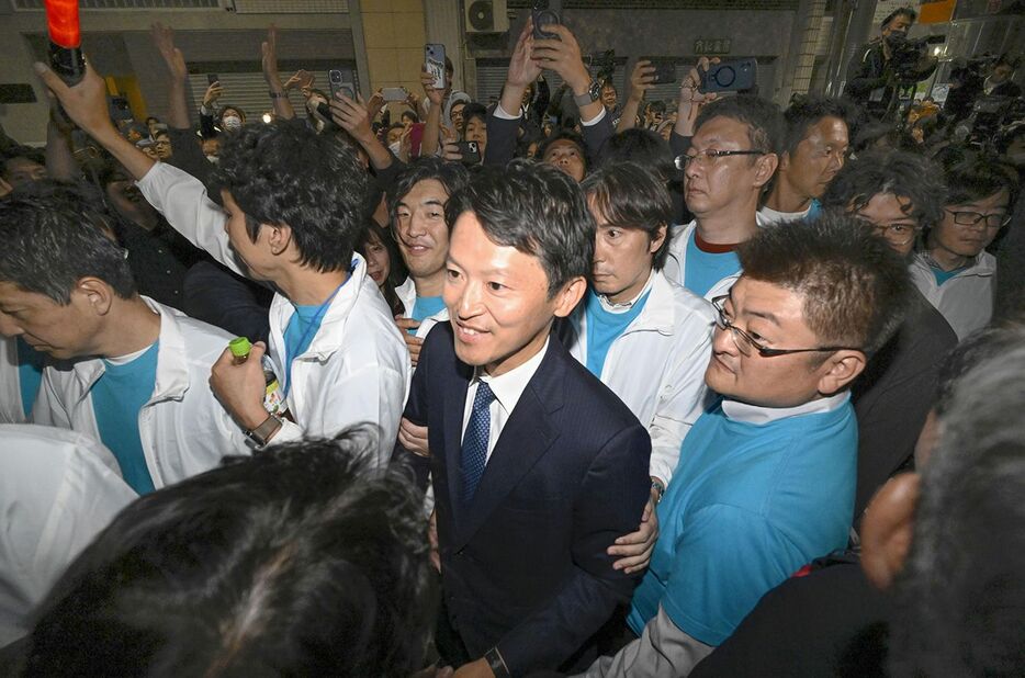 兵庫県知事選で再選を決め、選挙事務所から引き揚げる斎藤元彦氏（中央）＝2024年11月17日夜、神戸市 - 写真＝共同通信社