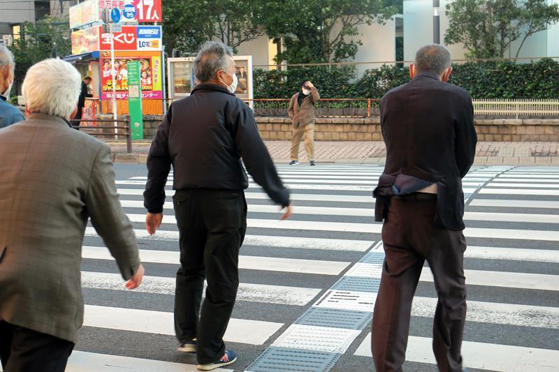 強い風で服が乱れたり、帽子を押さえたりする人の姿も＝28日午後1時40分ごろ、千葉市中央区