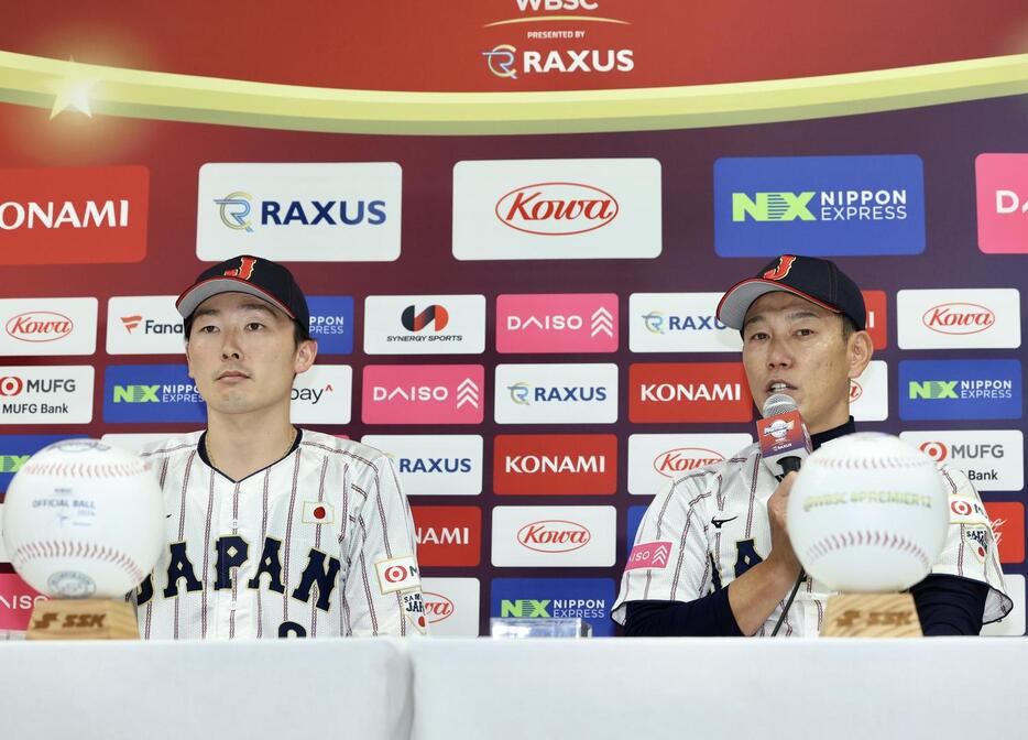 日本対台湾　試合後会見に臨む源田（左）と井端監督（撮影・河田真司）