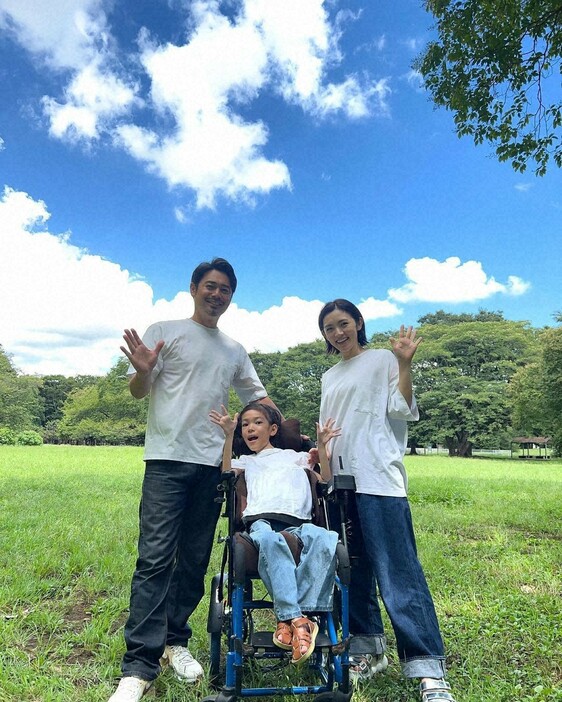 ふうかさん（中央）に寄り添う星野真里さん（右）と夫の高野貴裕さん。家族みんな公園が大好きという＝ふうかさんのインタスグラムより