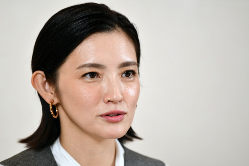 記者のインタビューに答える俳優の星野真里さん＝東京都千代田区で2024年10月20日、三浦研吾撮影