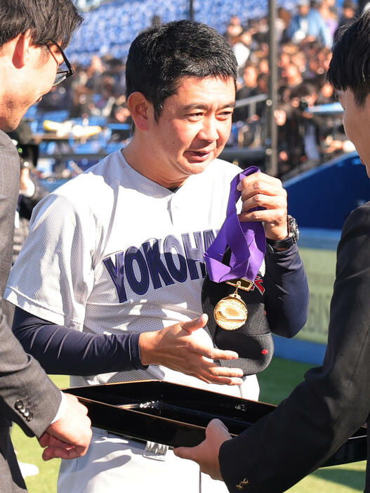 広島商対横浜　優勝メダルを受けとる横浜・村田監督（撮影・野上伸悟）