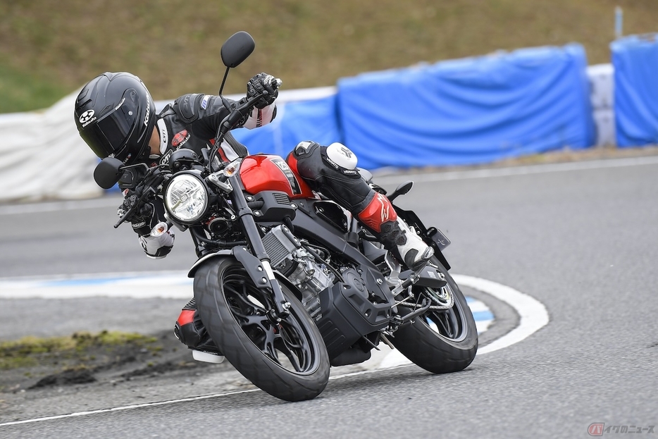 細いタイヤは、ジャイロ効果は小さいので、簡単に車体を倒したり引き起こしたりをすることができる