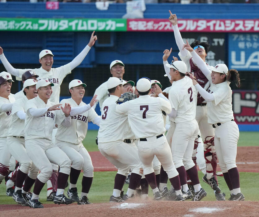 明大対早大　春秋連続優勝を飾りマウンドで喜ぶ早大ナイン（撮影・小沢裕）