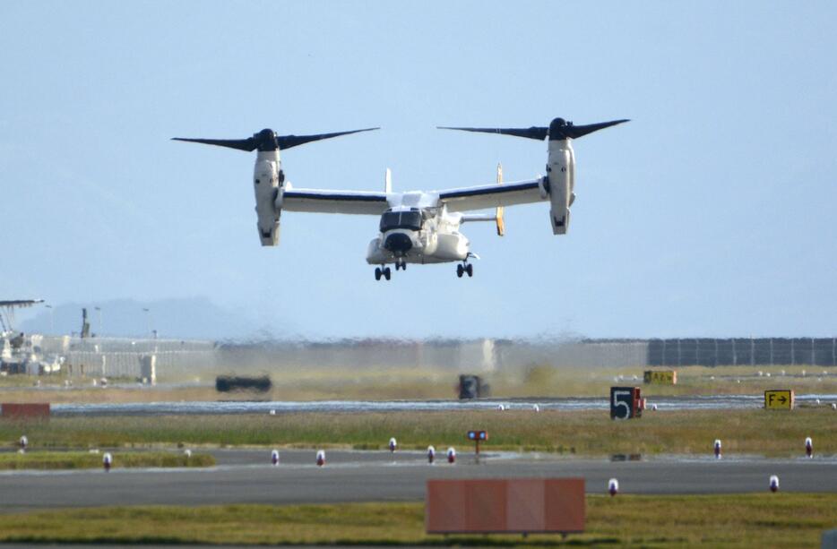 米軍岩国基地に着陸する米海軍オスプレイ＝8日午後、山口県岩国市