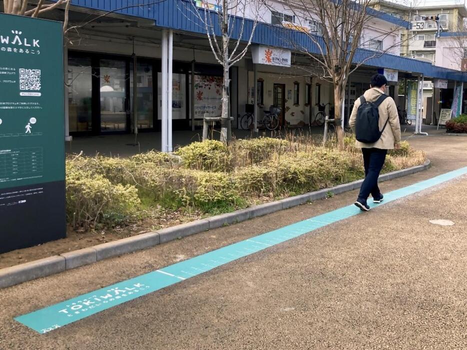 「TOKIWALKサポーター講座」常盤平団地内「望（のぞみ）のひろば」に設置された「歩幅計測プログラム」。歩幅を計測して脚力の健康度を確認できる