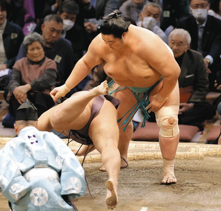 琴桜（右）が引き落としで翔猿を下す