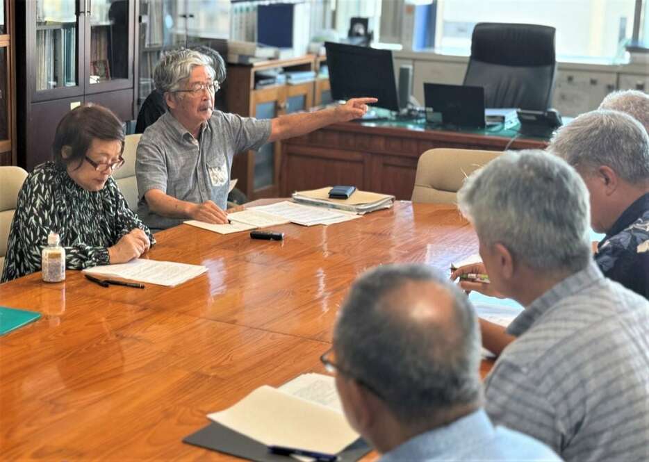 沖縄県の幹部職員（右手前）と面談する市民団体「沖縄平和市民連絡会」のメンバーら＝14日午後、那覇市（大竹直樹撮影）