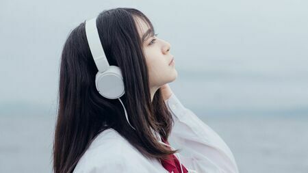 英語を学ぶことで理解が深まるミスチルの名曲とは？（写真: fumi / PIXTA）