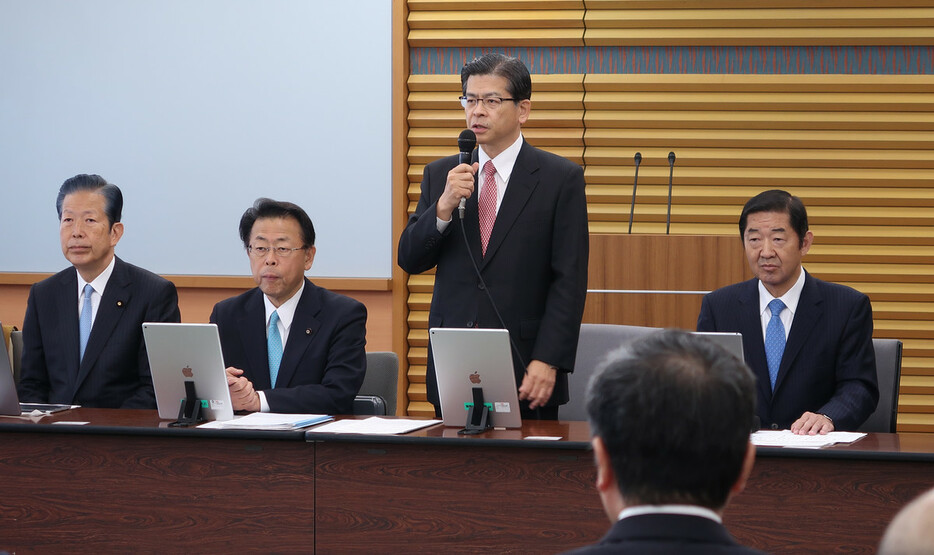 公明党中央幹事会であいさつする石井啓一代表（右から２人目）＝７日午前、東京都新宿区