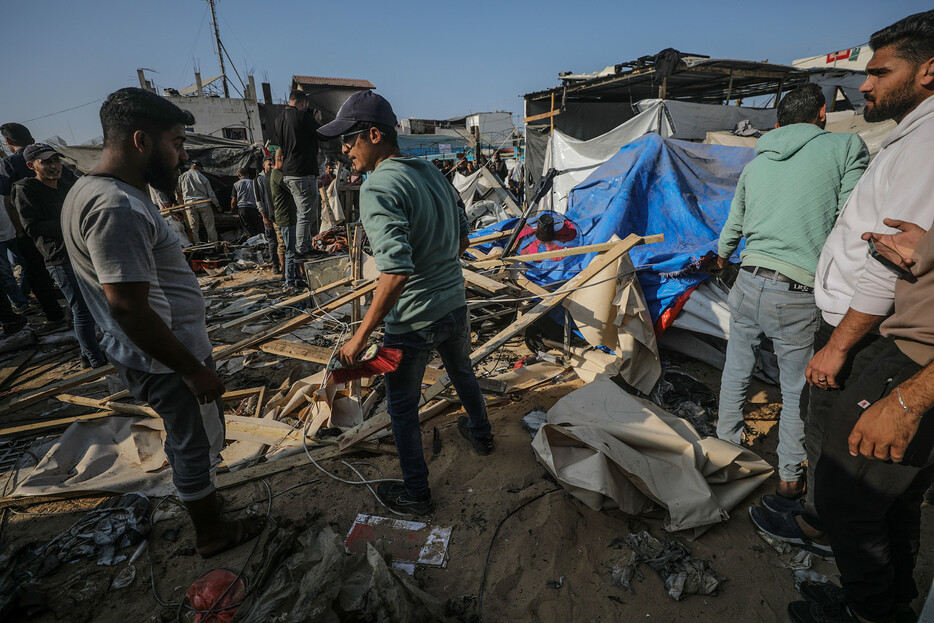 パレスチナ自治区ガザの停戦に向けたイスラエルとイスラム組織ハマスの交渉で、橋渡し役を担うカタールの外務省は９日、「仲介に向けた取り組みを停止している」と表明した。写真はガザで空爆の被害を調べる住民ら。