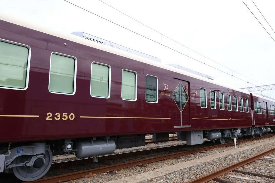 ４月に報道公開された阪急電鉄のプライベース車両＝大阪府摂津市（山田耕一撮影）