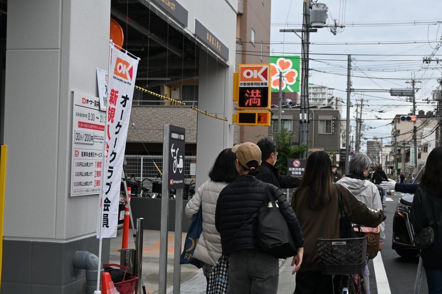 駐車場も開店早々満車に