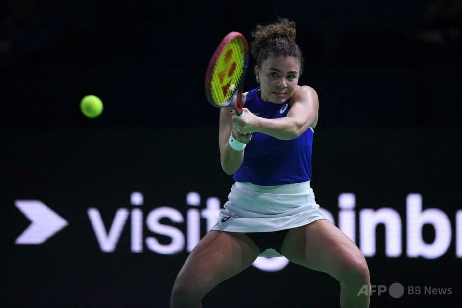 女子テニスの国別対抗戦ビリー・ジーン・キング・カップ、準決勝、ポーランド対イタリア。リターンを打つイタリアのジャスミン・パオリーニ（2024年11月18日撮影）。【翻訳編集】 AFPBB News