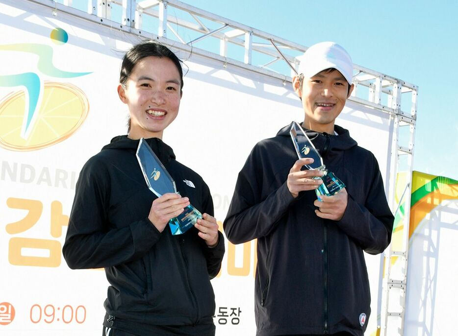 フルの部でともに優勝を果たした三浦さん（右）と平山さん