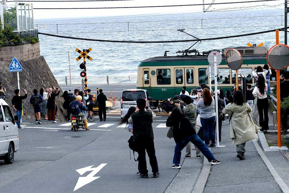 観光客のマナーが問題となっている江ノ島電鉄鎌倉高校前駅近くの踏切＝２０２３年１１月、鎌倉市腰越