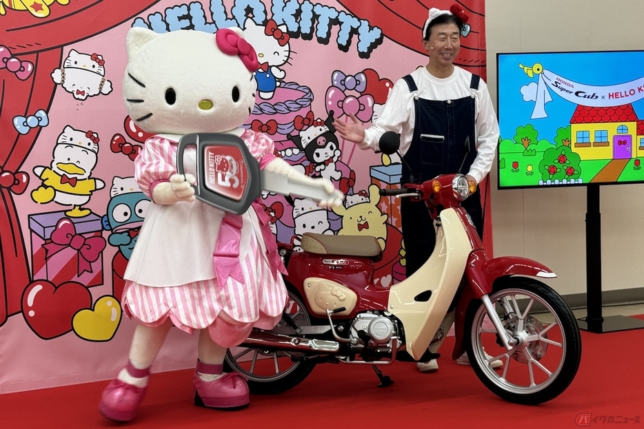 2024年11月8日（金）から2024年11月24日（日）まで受注生産される「スーパーカブ50・HELLO KITTY」（写真：スーパーカブ110・HELLO KITTYと加藤稔本田技研工業株式会社 執行職 二輪・パワープロダクツ事業本部パワープロダクツ事業統括部長）