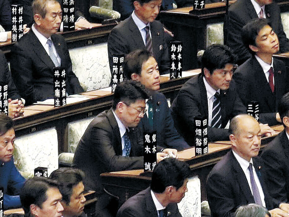 本会議に出席する田畑氏（中央）＝衆院本会議場