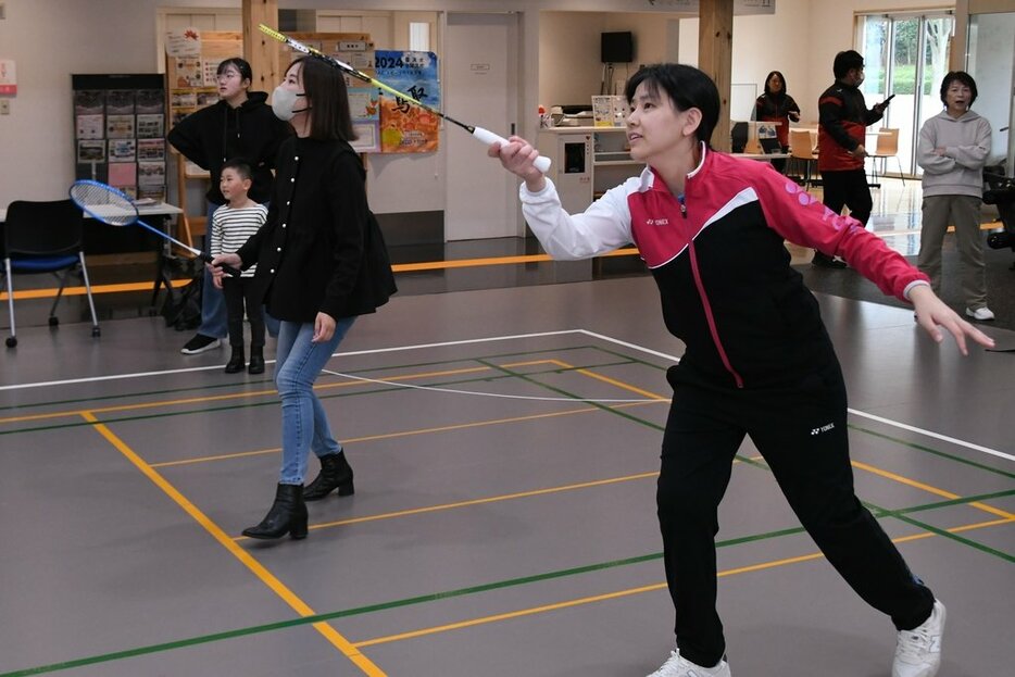 鄭さん（手前）と一緒にバドミントンを楽しむ参加者ら＝２４日、鳥取市布勢の鳥取ユニバーサルスポーツセンター・ノバリア