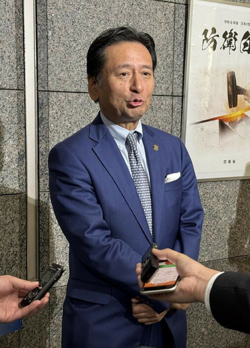 中谷元防衛相との面会後、記者団の取材に応じる佐賀県の山口祥義知事＝１３日午後、防衛省