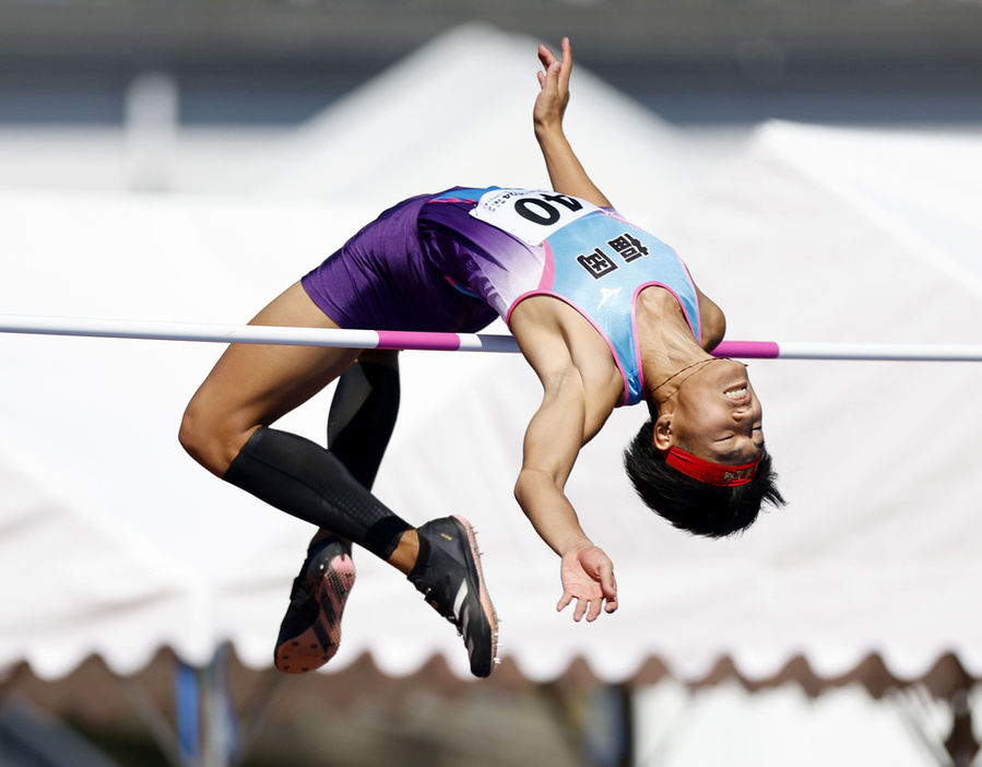 国民スポーツ大会の少年男子共通走り高跳びを高校新で制した福岡第一高の中谷魁聖＝10月、SAGAサンライズパーク陸上競技場