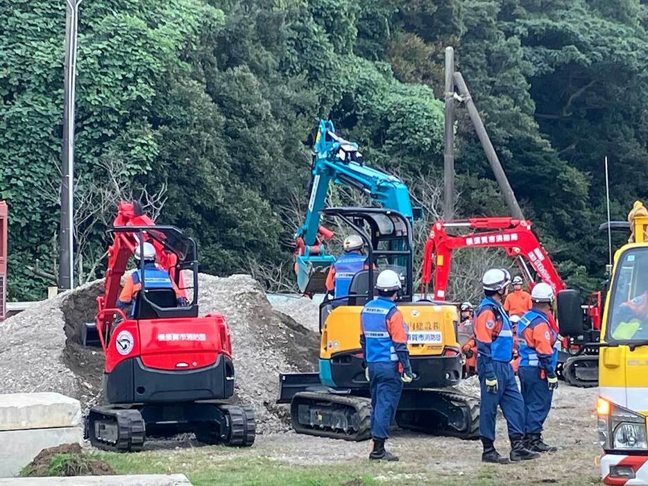 消防局のスペリオルレスキュー隊と消防団土砂災害機動部隊による合同訓練＝１０日、横須賀市内