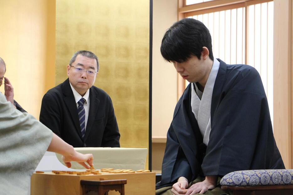 竜王戦7番勝負第5局2日目に臨む藤井聡太竜王（日本将棋連盟提供）