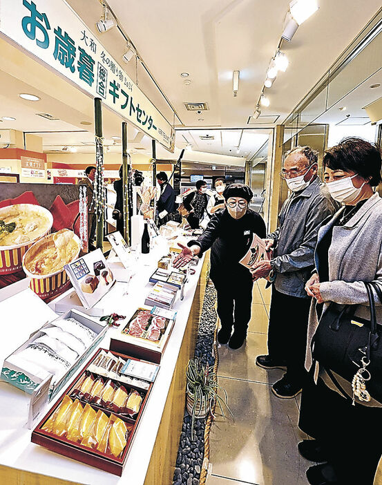 歳暮の商品を品定めする来店客＝６日午前１０時半、金沢市の香林坊大和