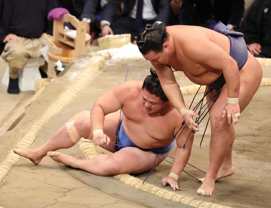 ＜九州場所5日目＞小手投げで豊昇（右）に敗れた若隆景（撮影・成瀬　徹）