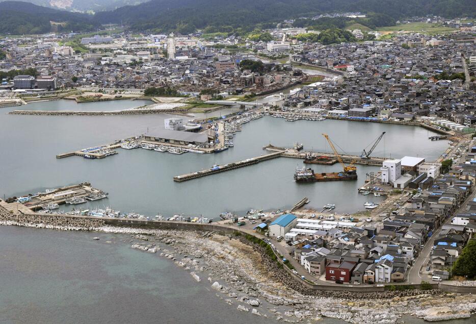 6月、しゅんせつ工事中の石川県輪島港