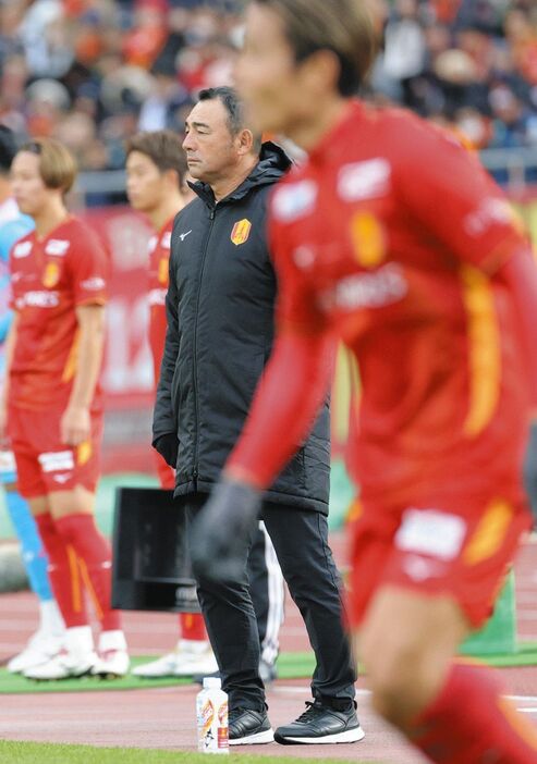 後半、試合を見守る名古屋・長谷川監督（中）