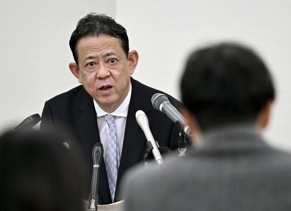 記者会見する斎藤元彦兵庫県知事の代理人の奥見司弁護士＝27日午後、神戸市