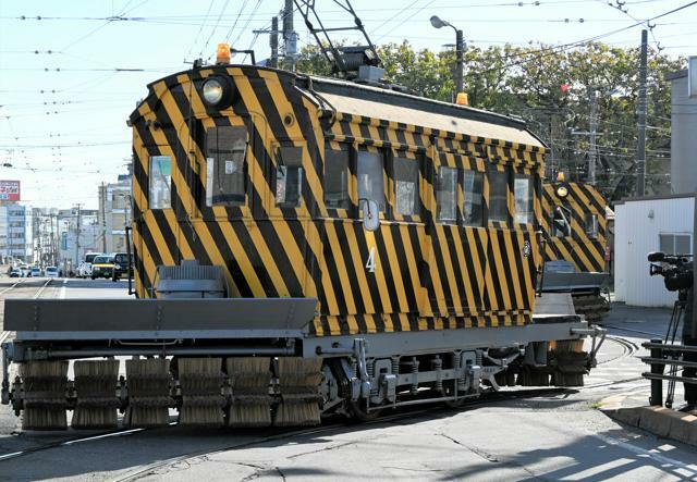 車庫から出てきたササラ電車=2024年11月13日、北海道函館市