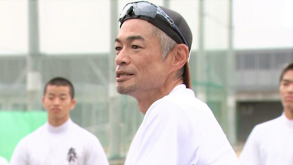 野球部員を指導するイチローさん